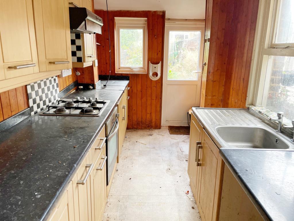 Lot: 146 - THREE-BEDROOM TERRACE HOUSE FOR IMPROVEMENT -